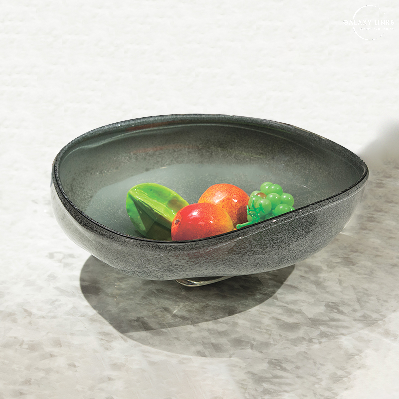 Triangular spotted fruit bowl